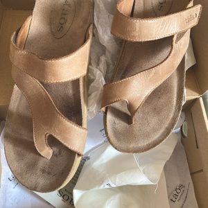 Taos size 8-8.5 Lola Sandal.